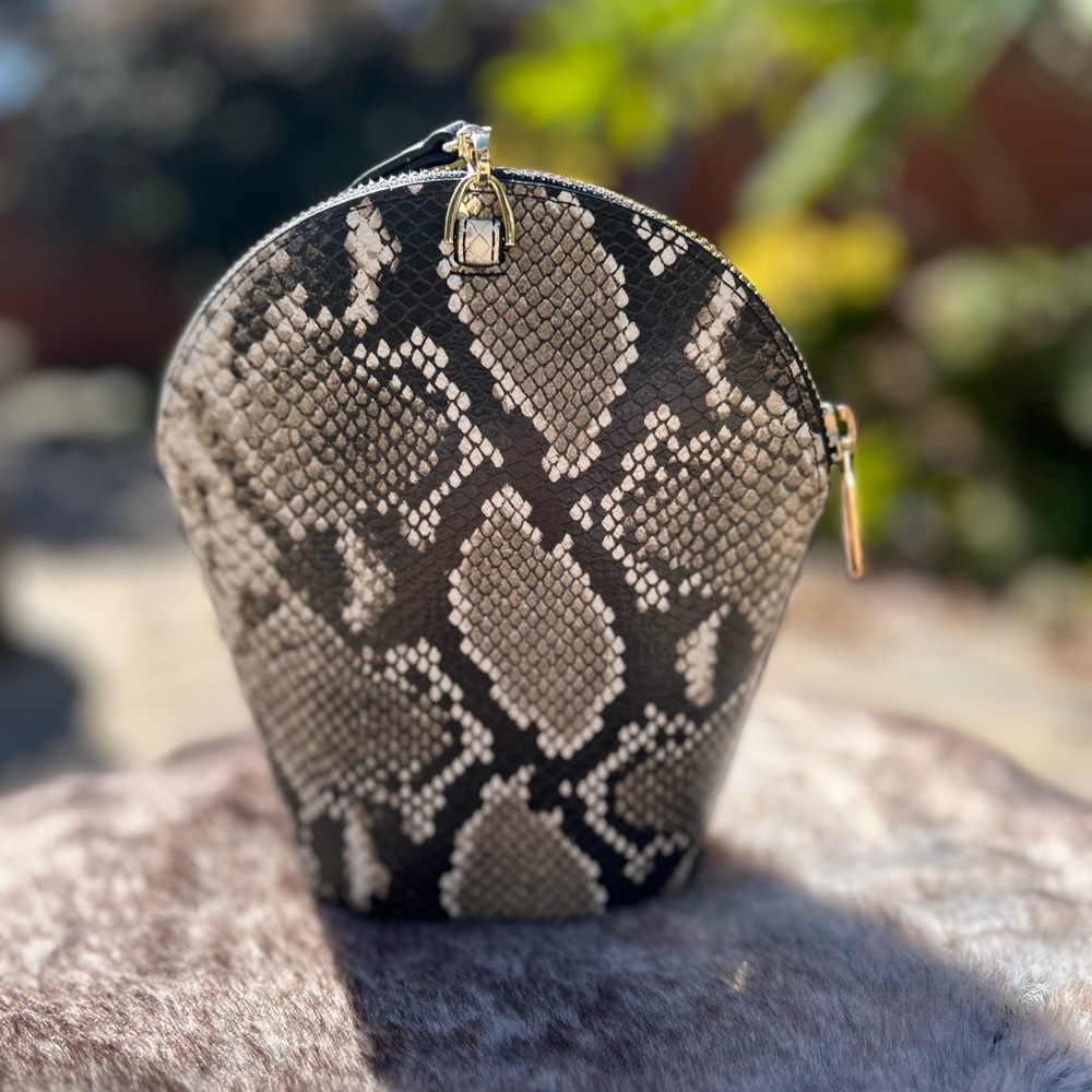 New without tag: Cabi Black and Gold Zippered bag